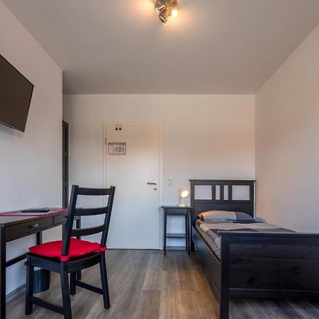 Gaestehaus Olympia Wilhelmshaven - Moderne Einzelzimmer Mit Eigenem Bad Fuer Monteure Schortens Bagian luar foto