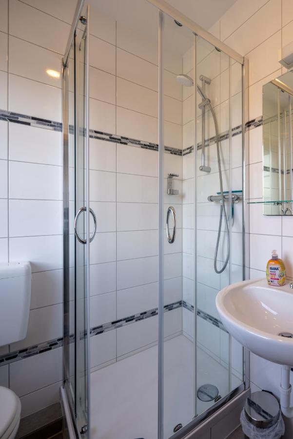Gaestehaus Olympia Wilhelmshaven - Moderne Einzelzimmer Mit Eigenem Bad Fuer Monteure Schortens Bagian luar foto