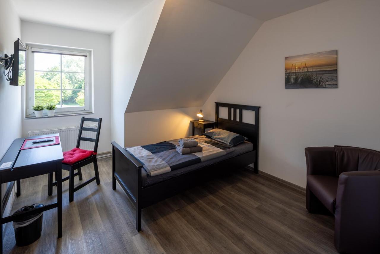 Gaestehaus Olympia Wilhelmshaven - Moderne Einzelzimmer Mit Eigenem Bad Fuer Monteure Schortens Bagian luar foto