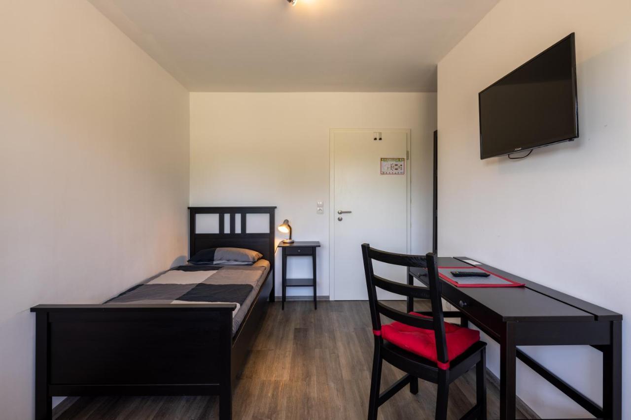 Gaestehaus Olympia Wilhelmshaven - Moderne Einzelzimmer Mit Eigenem Bad Fuer Monteure Schortens Bagian luar foto